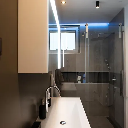 아파트 Modern Designer Retreat In