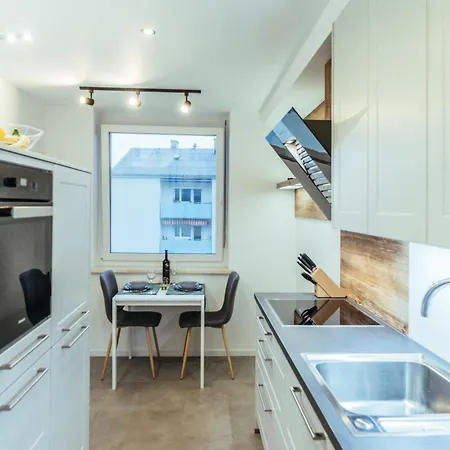 아파트 Modern Designer Retreat In