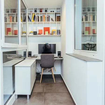 아파트 Modern Designer Retreat In