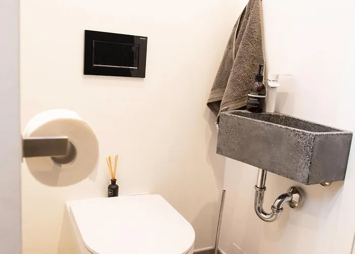 Modern Designer Retreat In شقة *