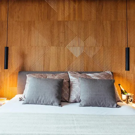 Modern Designer Retreat In Apartman *