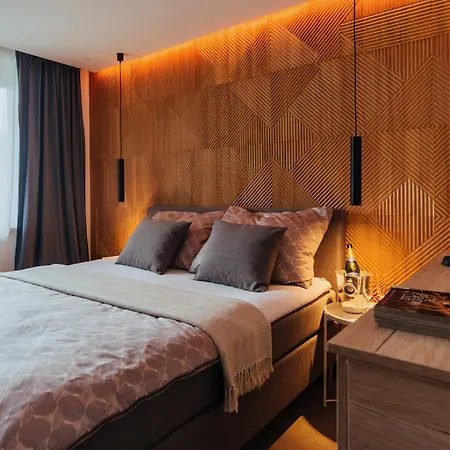 Modern Designer Retreat In Apartman *