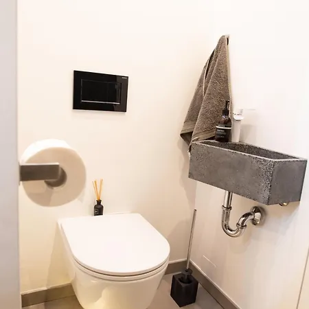 Modern Designer Retreat In Apartman *