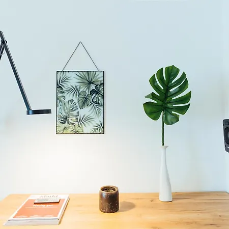 Modern Designer Retreat In Apartman *