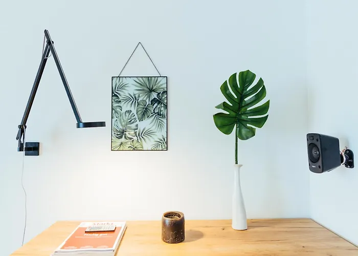 Modern Designer Retreat In Apartament *